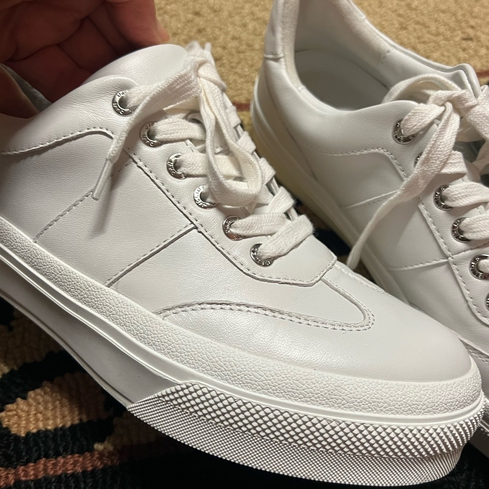Size 9 J/SLIDES like new White Casual Sneakers
